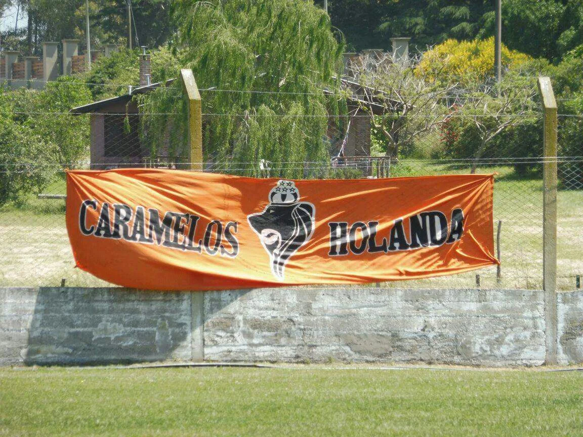 Bandera histórica de Caramelos Holanda junto a una cancha